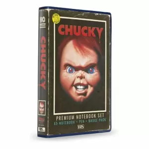 SET DE PAPELERIA VHS CHUCKY (LIBRETA, CHAPAS Y BOLIGRAFO)